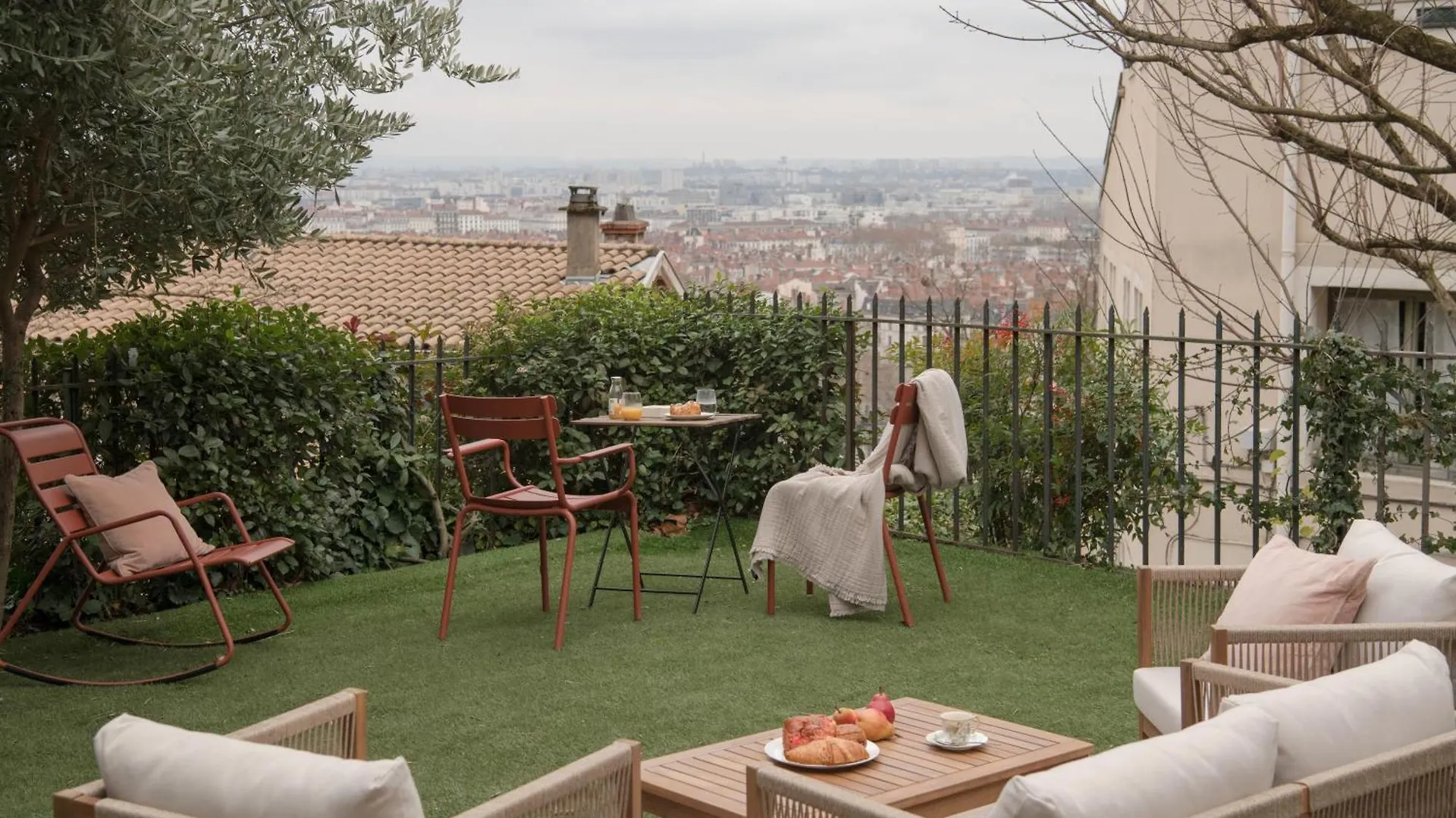 Mihotel Le Gourguillon Lyon France