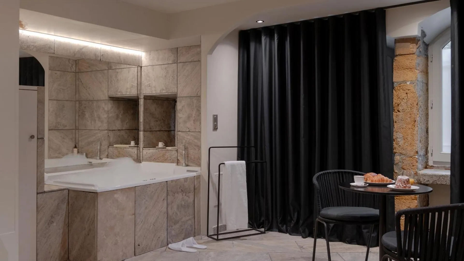 Mihotel Le Gourguillon Lyon 2*,